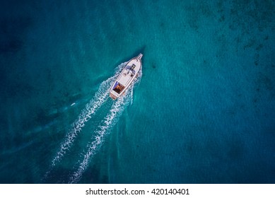 Barco de madera vintage en el mar de coral. Foto de dron de barco.