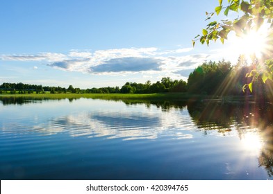 Sol brillante reflejado en el lago, Finlandia.