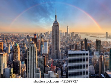 都市の高層ビルと虹のあるニューヨーク市のスカイライン。