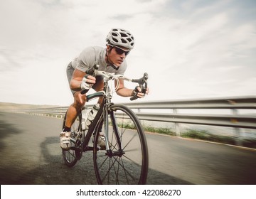 Ciclista pedaleando en una bicicleta de carreras al aire libre en un día soleado