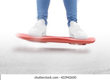 Kırmızı hoverboard scooter üzerinde hareket eden adam izole edildi. Akıllı hoverboard film scooter'ı. Tekerleksiz fütüristik ulaşım cihazı. Geleceğin ulaşım teknolojisi. Sürücü. Kişi anti-yerçekimi levitasyonunda sürüş