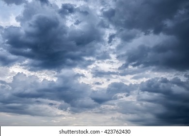 Bewolkte lucht met donkere wolken, de grijze wolk, voor regen