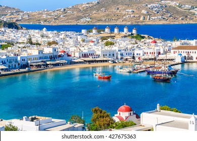 Una vista del puerto de Mykonos con barcos, islas Cícladas, Grecia