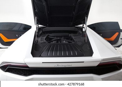 white Lamborghini huracan lp610-4 backside