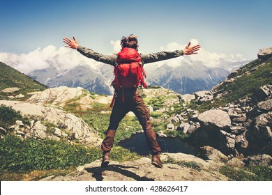 Reiziger Man met rugzak springen handen verhoogd bergen landschap op achtergrond Levensstijl reizen gelukkig emoties succes concept zomervakanties buiten