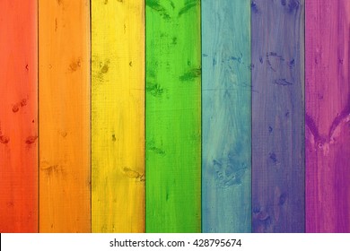 Fons de taulers multicolors amb colors de l'arc de Sant Martí. Textura de fusta. Patró de colors. Tanca moderna