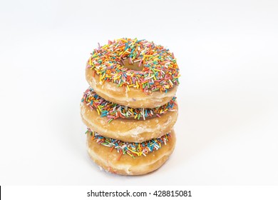 Drie geglazuurde donuts in kolom geïsoleerd op een witte achtergrond