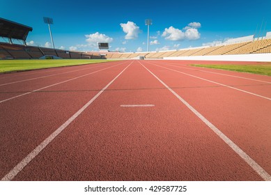 Pistë vrapimi e kuqe në stadium.