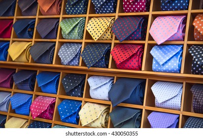 Bunte Krawattenkollektion im Herrenshop