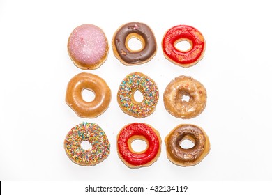 Kleurrijke geglazuurde donuts, uitzicht vanaf de top, geïsoleerd op een witte achtergrond