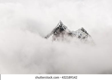 雲に囲まれた山頂