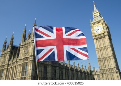 Gran bandera británica Union Jack ondeando frente al Big Ben y las Casas del Parlamento en el Palacio de Westminster, Londres, un símbolo de orgullo nacional durante el Brexit de la UE y los procedimientos electorales