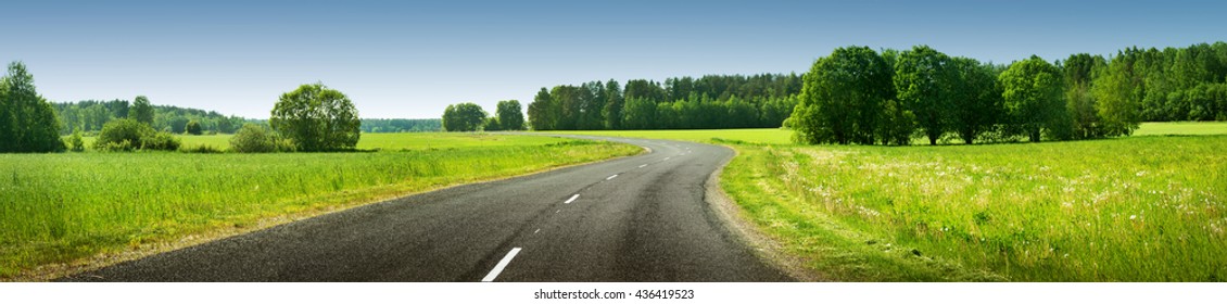 panorama de la carretera asfaltada en el campo en un día soleado de verano