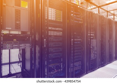 Ciérrese encima del interior moderno de la sala de servidores, Super Computer, centro de datos con efecto de color abstracto.