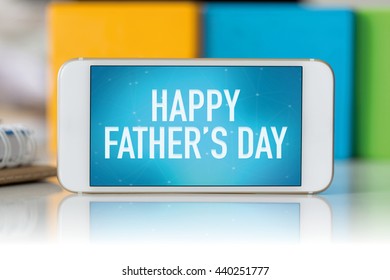 Smartphone, das den glücklichen Vatertag anzeigt