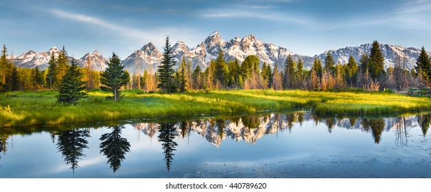 Panoramablick auf die Grand Teton Range im Grand Teton National Park. Der Grand-Teton-Nationalpark liegt in Wyoming, USA. Auch die Grand Teton Range ist eine Bergkette, die Teil der US Rockies ist.