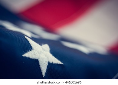 Hari kemerdekaan, bendera Amerika, close-up, retro, tampilan bawah, buram. dengan ruang penyalinan untuk teks