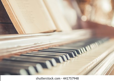 piano, piano de teclado, vista lateral del instrumento herramienta musical.