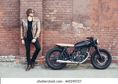 ひげとサングラスと白い t シャツ ストリート ビンテージ男、ファッションの男性、流行に敏感なストリート カジュアル バイクでポーズをとって口ひげを持つ肖像画の若い男