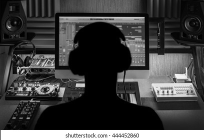 Người đàn ông sản xuất nhạc điện tử trong phòng thu âm tại nhà của dự án. Hình bóng. Hình ảnh đen trắng.