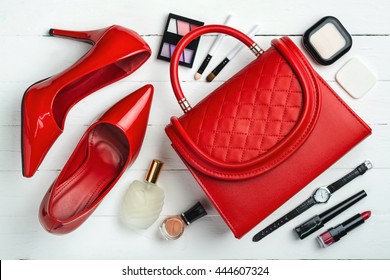 Vista aérea de artículos de belleza esenciales, vista superior de bolso de cuero rojo, zapatos rojos y cosméticos