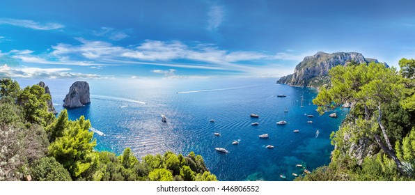 Capri-eiland op een mooie zomerdag in Italië