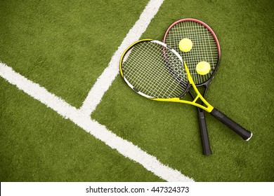Apparatuur voor het spelen van tennis op gras