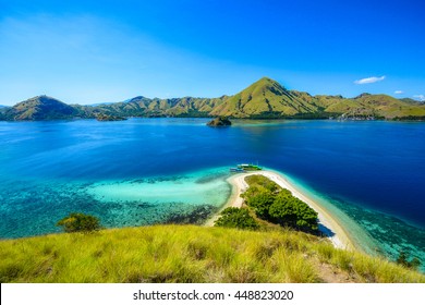 インドネシアの美しい島。ケロール島。シュノーケリングとハイキングのアクティビティ。コモド諸島の近く。