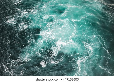 白い泡と波のパターンを持つ深い青色の嵐の海の水面、背景写真テクスチャ
