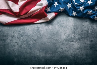 Bendera Amerika tergeletak bebas di papan beton.