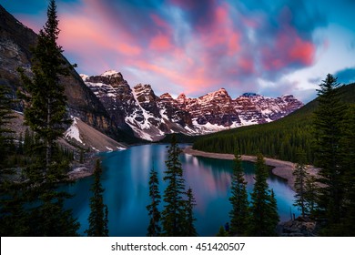 Dramatischer Sonnenaufgang am Moraine Lake in Banff, Alberta, Kanada