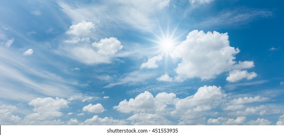 Opzoeken van panoramische blauwe lucht met wolken en zonreflectie