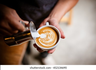 cangkir kopi seni latte