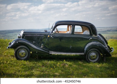 Al stylesch Mercedes steet eleng am grénge Feld