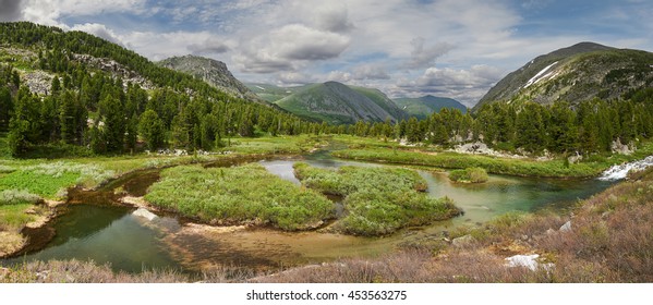 Schöne Sommerlandschaft, Flüsse und Täler des Altai-Gebirges, Russland, Sibirien, Katun-Kamm.