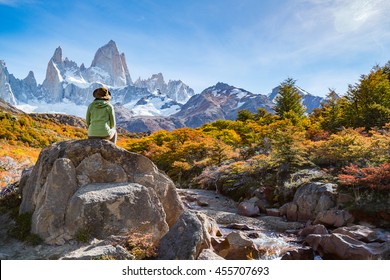 Avontuurlijke reizigers worden verliefd op de herfst in Fitz Roy, Patagonië, El Chalten - Argentinië