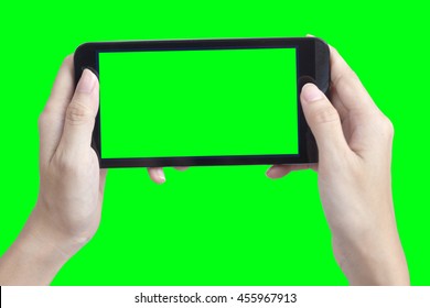 Foto leer. Frauen halten leeres Smartphone in der Hand auf grünem Bildschirm.