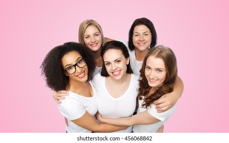 amistad, diversidad, cuerpo positivo y concepto de personas - grupo de mujeres felices de diferentes tamaños en camisetas blancas sobre fondo rosa