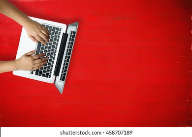 Gente de negocios que trabaja con una computadora portátil digital en la vista superior del escritorio rojo con espacio para copiar.