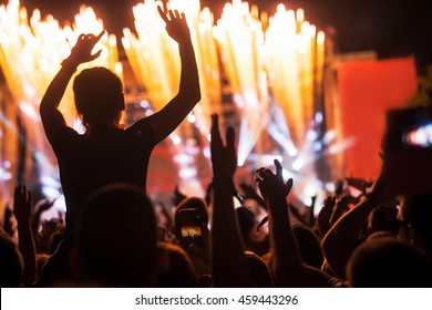 Silhouette d'une foule s'amusant à un concert.