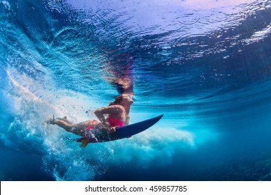 Jonk Meedchen, dat Bikini an Aktioun huet - Surfer mat Surfbrett Tauchen ënner Waasser ënner Ozeanwelle. Famill Liewensstil, Leit Waasser Sport Abenteuer Camp a Plage extrem Schwammen op Summer Vakanz mat Kand.