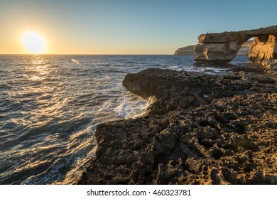 日没時の石灰岩のアーチは、マルタのゴゾ島ドウェルジャにあるアズール ウィンドウとして知られています。この場所は、ゲーム オブ スローンズで、デナーリス ターガリエンがドスラクの武将カール ドロゴと結婚する際の結婚式のシーンとして使用されました。