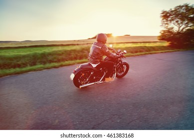 日没時のハイパワー バイク チョッパー。