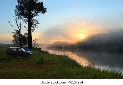 キャンプで川の霧の日の出