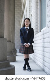 制服を着た 9 歳のアジアの女子高生