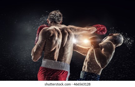 Boxvechters trainen buiten. Gemengde media
