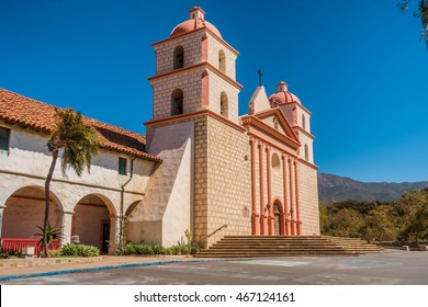 La histórica misión española de Santa Bárbara en California, EE. UU.