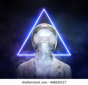 Hombre con casco espacial de astronauta fumando cigarrillo electrónico sobre fondo de triángulo hipster de neón azul.
