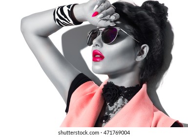 Belleza modelo de moda chica retrato en blanco y negro, con gafas de sol con estilo. Retrato de mujer sexy con maquillaje perfecto y manicura, accesorios de moda y ropa de moda. Tendencias de belleza