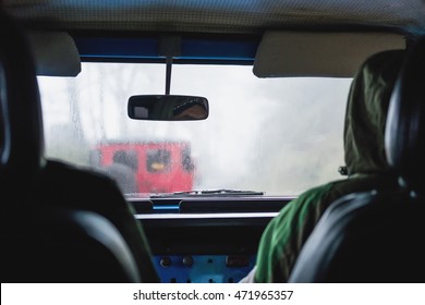 在雨雾蒙蒙的环境中冒险越野车，从车内观看，有选择的聚焦